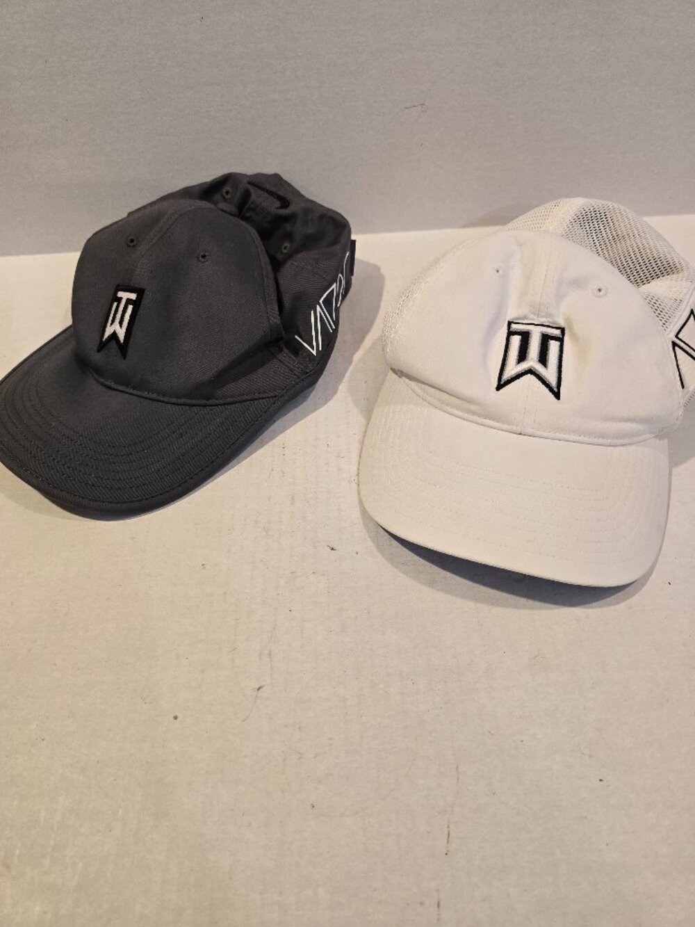 Nike Tiger Woods Golf Hats Lot of 2 Gray White Vapor Embroidered NEW